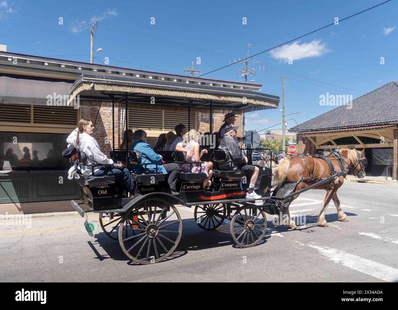 Touristen auf einer Kutschfahrt in Charleston, SC Stockfoto