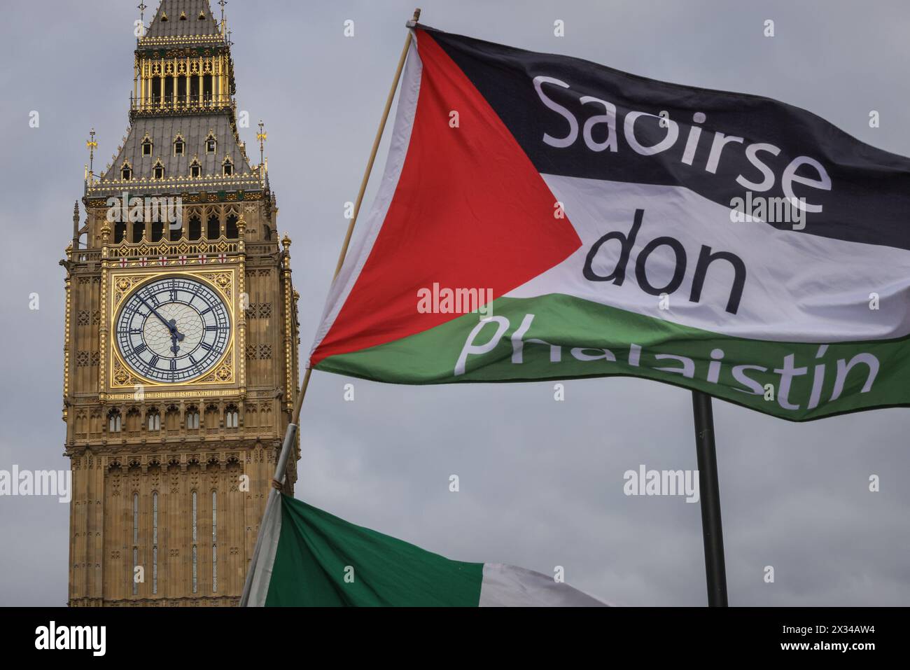 Westminster, London, Großbritannien. April 2024. Die Leute nehmen an einer Mahnwache für Palästina auf dem Parlamentsplatz Teil. Eine Liste der Kinder, die im Konflikt zwischen Israel und der Hamas ums Leben gekommen sind, wird in dem ansonsten stillen Ereignis vorgelesen. Quelle: Imageplotter/Alamy Live News Stockfoto