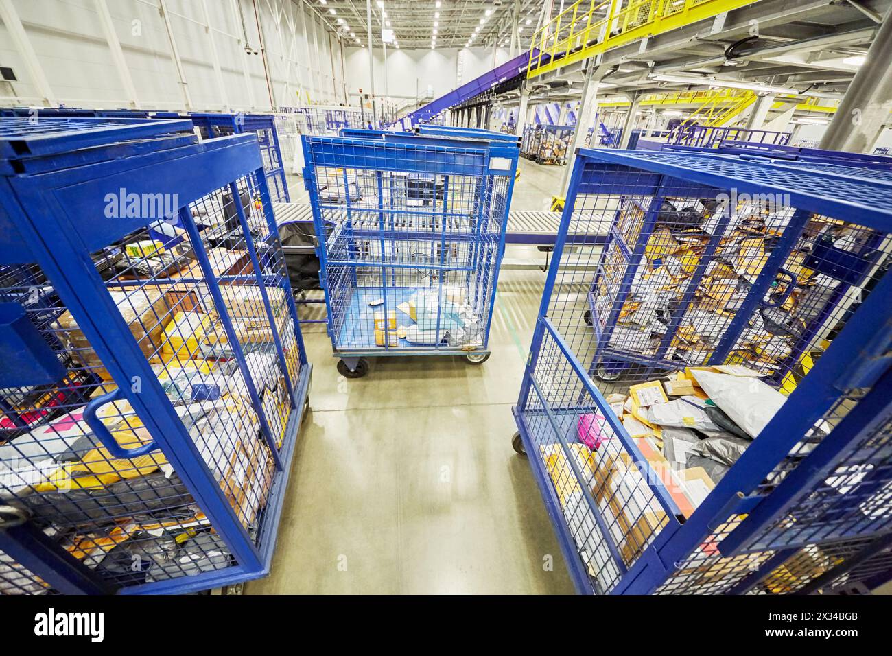 RUSSLAND, MOSKAU - 16. Dezember 2014: Wagen mit Paketen und Briefen in der Postabteilung des automatisierten Sortierzentrums in Wnukovo. Moskau Automated Sorting Cent Stockfoto
