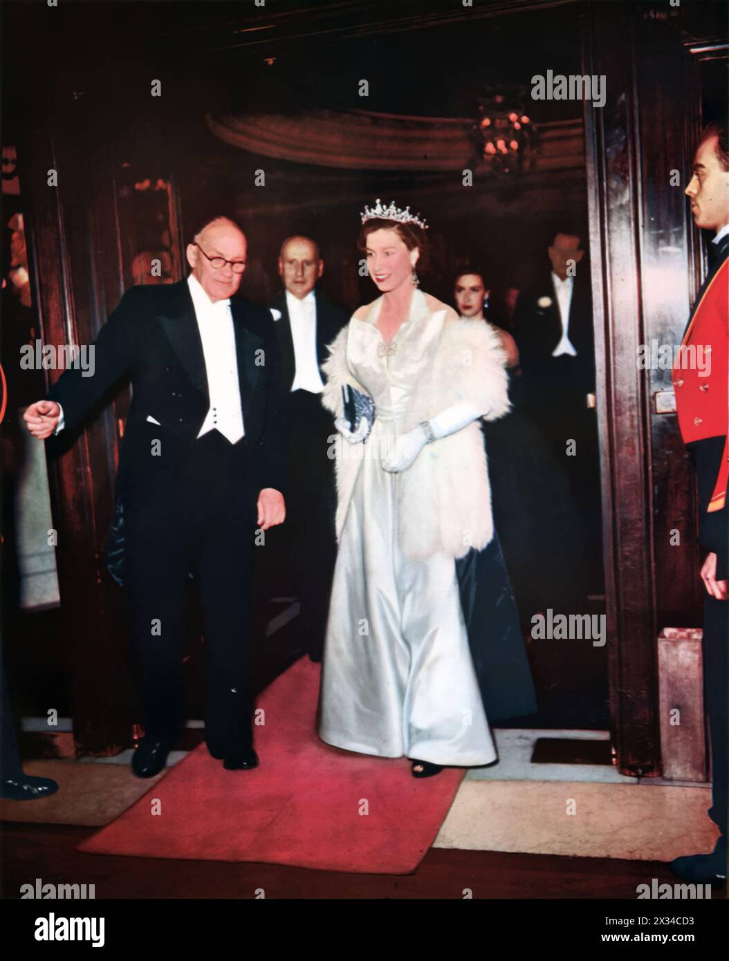 Königin Elizabeth II. Wird im Oktober 1952 bei der Royal Film Performance im Empire am Leicester Square gezeigt. Bei dieser Veranstaltung werden große Filmpremieren von Mitgliedern der Königlichen Familie gezeigt. 1952 wurde die Musical-Komödie „Become You’re Mine“ mit Mario Lanza in der Hauptrolle gezeigt. Stockfoto