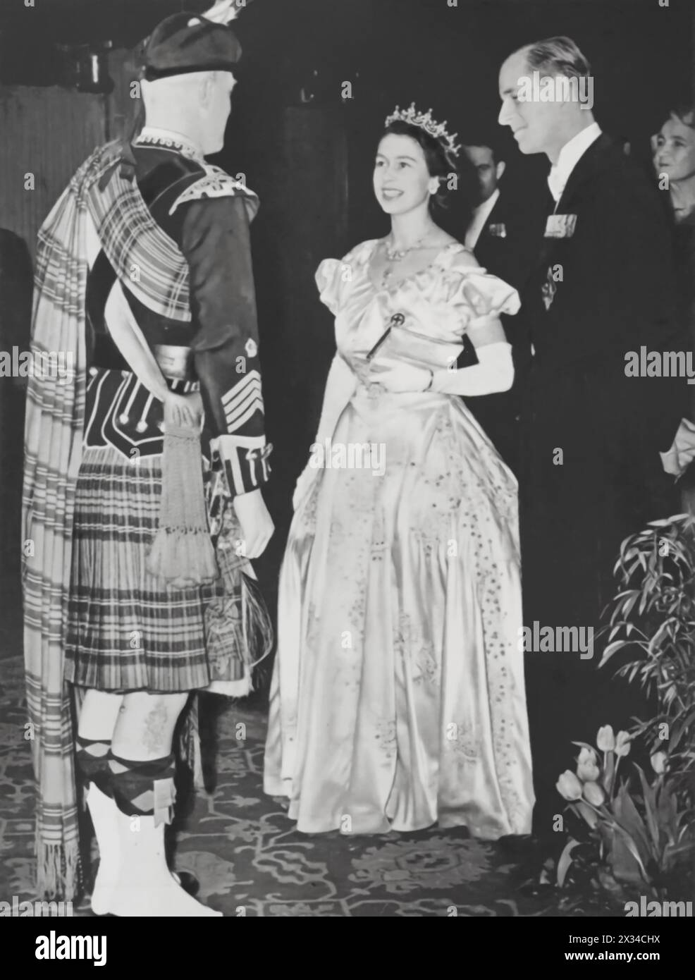 Prinzessin Elizabeth und ihr Ehemann Philip, der Herzog von Edinburgh, werden 1949 bei einem Besuch in Edinburgh gezeigt. Das Königspaar wird im Gespräch mit einem schottischen Sergeant-Major gefangen genommen, der in volle Regimentale gekleidet ist. Solche öffentlichen Interaktionen wurden immer häufiger, als Elizabeth sich auf ihre zukünftige Rolle als Thronfolgerin vorbereitete und ihr wachsendes Engagement für bürgerliche Pflichten und die Öffentlichkeit unterstrich. Stockfoto