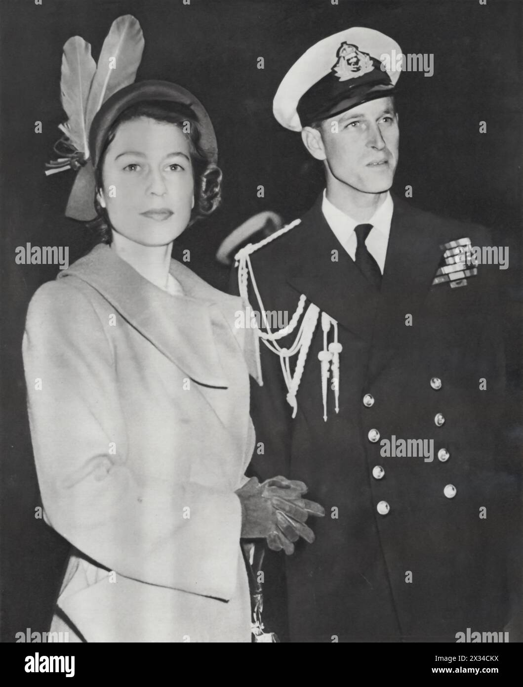 Prinzessin Elizabeth und ihr Ehemann Philip, der Herzog von Edinburgh, wurden auf Malta fotografiert, wo Elisabeth sich Philip anschloss, um königliche Pflichten zu erfüllen und einen kurzen Urlaub zu verbringen, datiert von 1949. Dieser Besuch ermöglichte es ihnen nicht nur, offizielle Aufgaben zu erfüllen, sondern bot auch eine persönliche Pause, die das Gleichgewicht zwischen ihrer öffentlichen Rolle und ihrem Privatleben widerspiegelte. Stockfoto