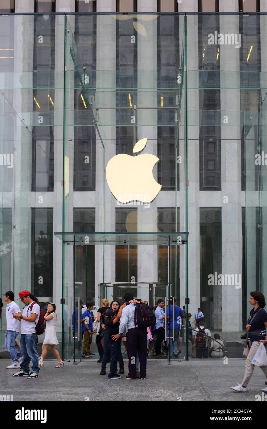NEW YORK, USA - 08. September 2014: Menschen in der Nähe des Eingangs zum größten Apple Store in Form eines Glaswürfels mit dem Firmenlogo Stockfoto