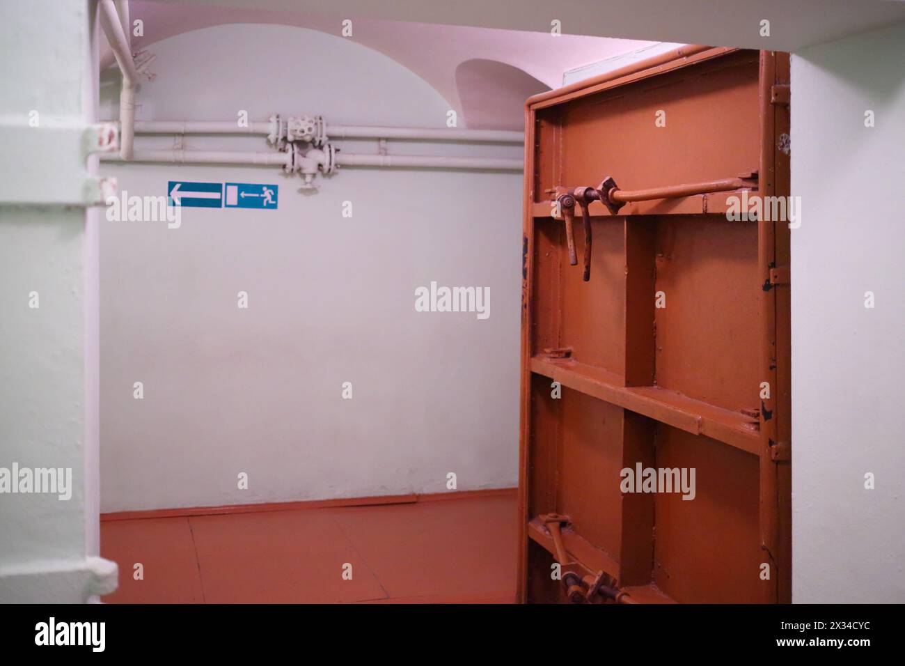 Eingänge mit Metalltüren im Flur, die zum Stalins-Bunker in Samara, Russland, führen Stockfoto