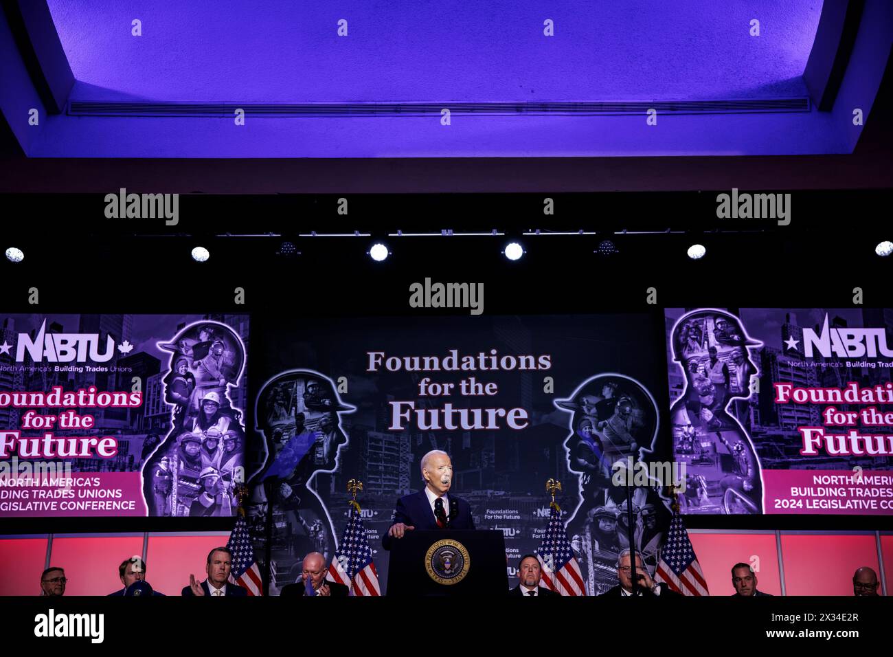 Washington, Usa. April 2024. Präsident Joe Biden spricht auf der North America's Building Trades Union (NABTU) 2024 Legislative Conference am 24. April 2024 in Washington, DC. Die NABTU hat eine ihrer frühesten Befürwortungen abgegeben, als sie Präsident Biden bei den Präsidentschaftswahlen 2024 ihre Unterstützung erklärten. (Foto: Samuel Corum/SIPA USA) Credit: SIPA USA/Alamy Live News Stockfoto