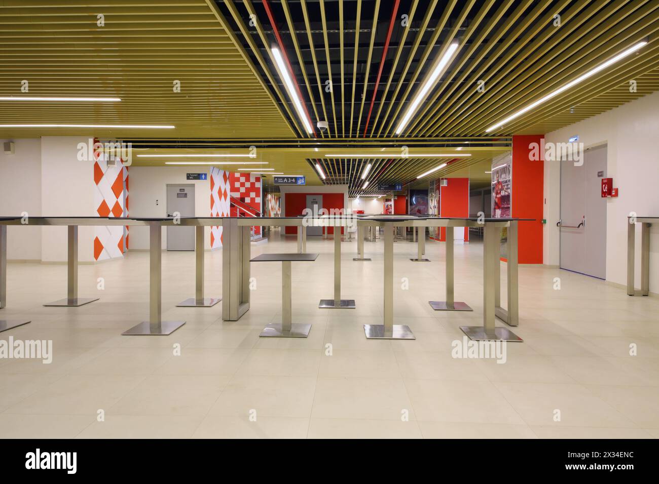 MOSKAU - 25. Dezember 2014: Cafeteria im Spartak-Stadion. Das neue Stadion ist in der Liste der Objekte für die Spiele enthalten, die bei der Weltmeisterschaft 2018 ausgetragen werden Stockfoto