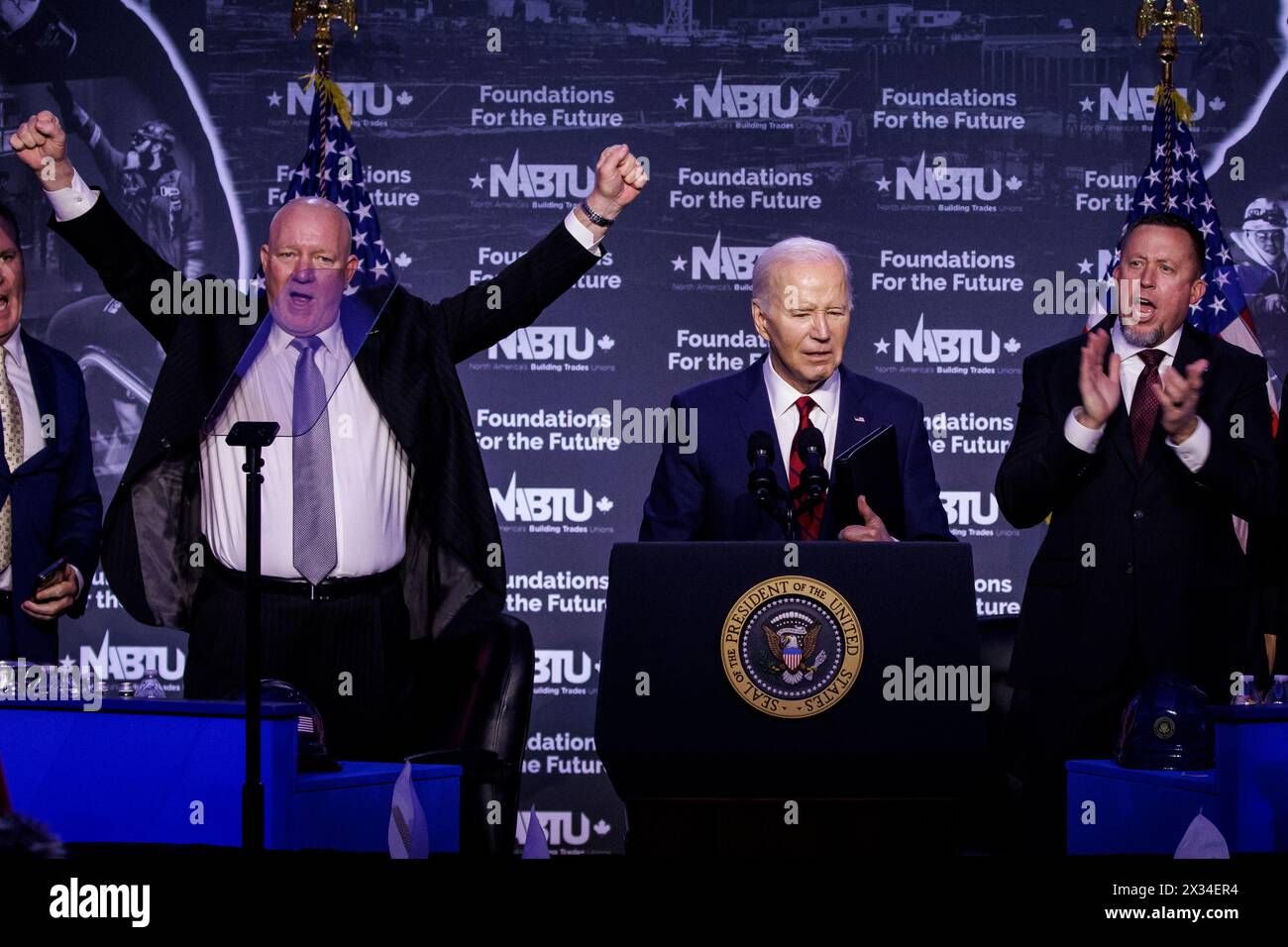 Washington, Usa. April 2024. Präsident Joe Biden spricht auf der North America's Building Trades Union (NABTU) 2024 Legislative Conference am 24. April 2024 in Washington, DC. Die NABTU hat eine ihrer frühesten Befürwortungen abgegeben, als sie Präsident Biden bei den Präsidentschaftswahlen 2024 ihre Unterstützung erklärten. (Foto: Samuel Corum/SIPA USA) Credit: SIPA USA/Alamy Live News Stockfoto