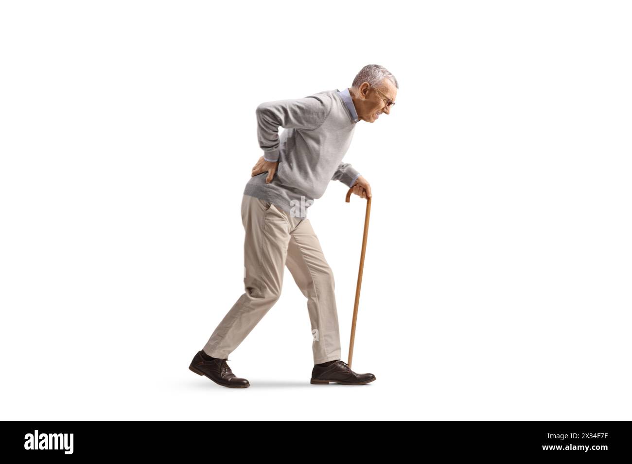 Profilaufnahme eines älteren Mannes, der mit gebogenem Rücken auf weißem Hintergrund läuft Stockfoto