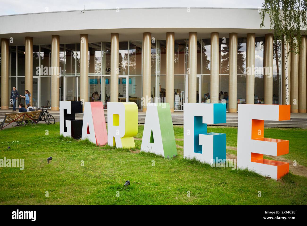 MOSKAU, RUSSLAND - 29. Juni 2015: Garage des Museums für Moderne Kunst. Das Center for Contemporary Culture Garage ist eine unabhängige Kulturplattform für das Entwicklungszentrum Stockfoto