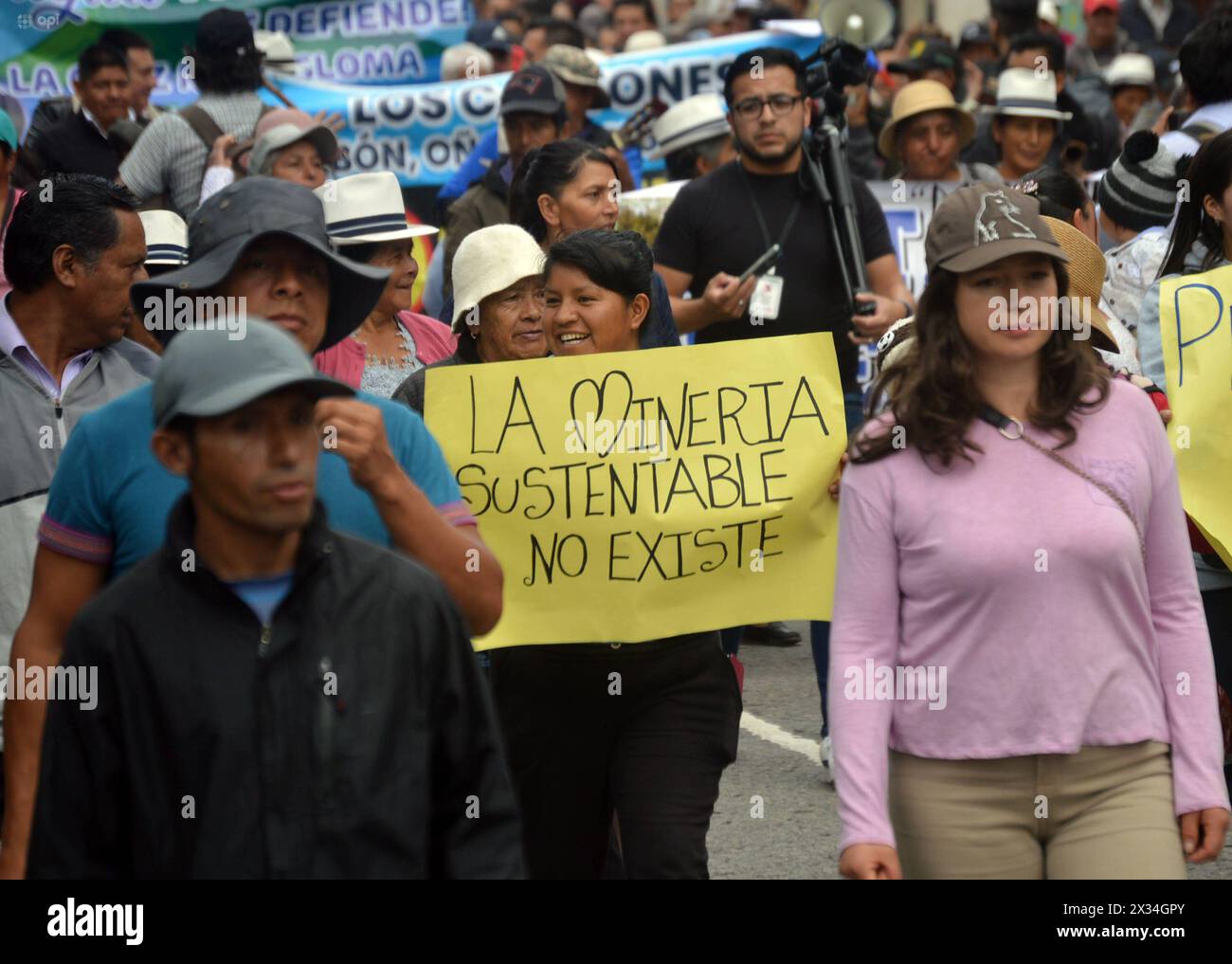 CUENCA-MARCHA CONTRA MINERAS-A FAVOR DEL AGUA Cuenca,Ecuador 24 de abril de 2024 EN la manana de hoy desde el parque de San Roque hasta el parque Calderon organisiones de Azuay convocadas por el Frente Nacional Antiminero, Realizaron la marcha para exigir a las autoridades de turno que ayuden a cuidar la naturalezaÂ el Agua, los rios, los paramos y los territoriosÂ. Una gran cantidad de personas que defienden los paramos y el Agua protestaron al gobierno nacional. foto Boris Romoleroux/API. SOI-CUENCA-MARCHACONTRAMINERAS-AFAVORDELAGUA-6EEC3A22B2E57396EC182379DC18AB6E *** CUENCA-MARSCH GEGEN Stockfoto