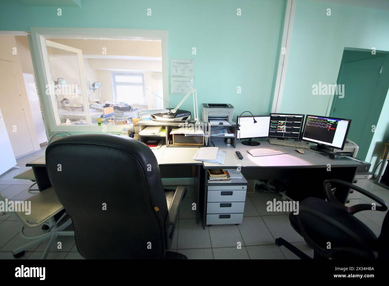 MOSKAU - 31. August 2015: Arbeitsplatz der Krankenschwester und Sichtfenster auf der Intensivstation der Klinik CELT Stockfoto