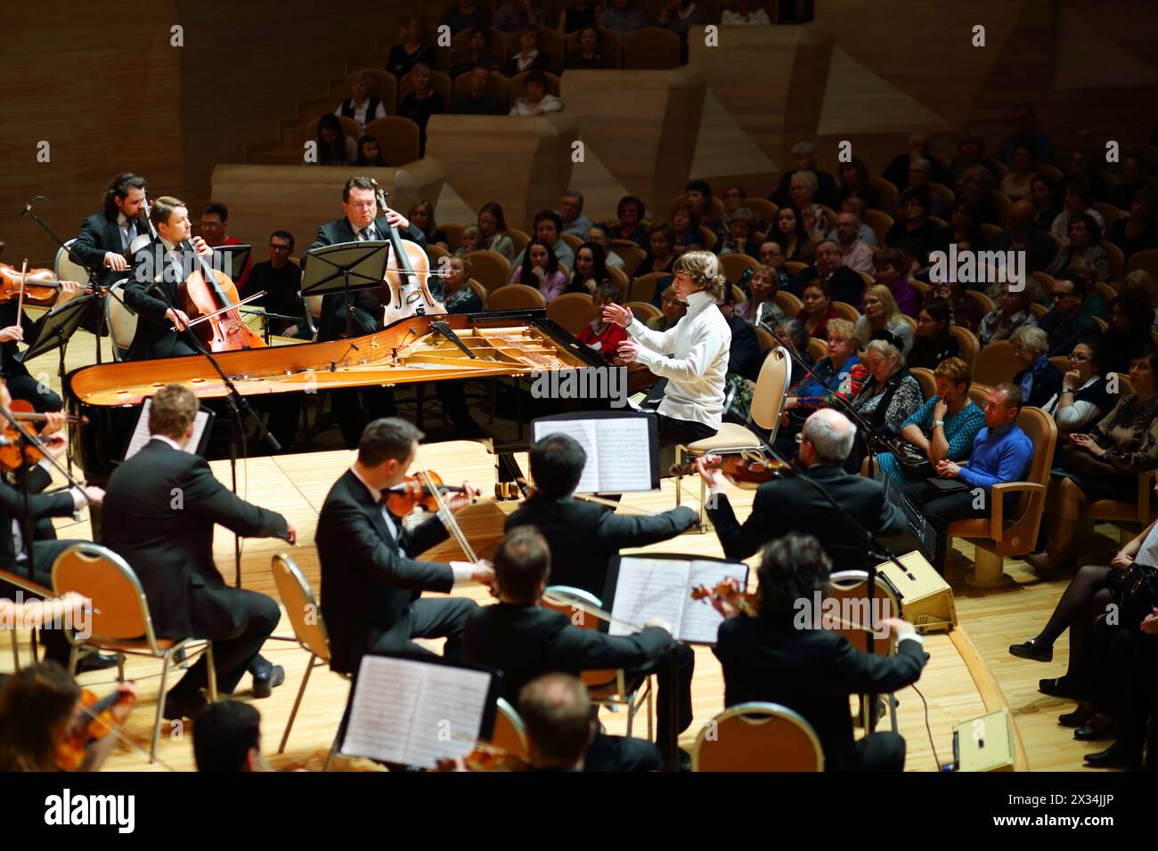 MOSKAU - 20. April 2015: Geiger und Pianist beim Konzert zum 100. Jahrestag von David Aschkenazy im Haus der Musik, Svetlanov-Saal Stockfoto