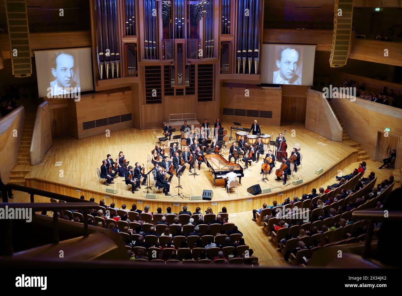 MOSKAU - 20. April 2015: Orchester tritt bei einem Konzert zum 100. Jahrestag von David Aschkenazy im Haus der Musik im Saal Svetlanov auf Stockfoto