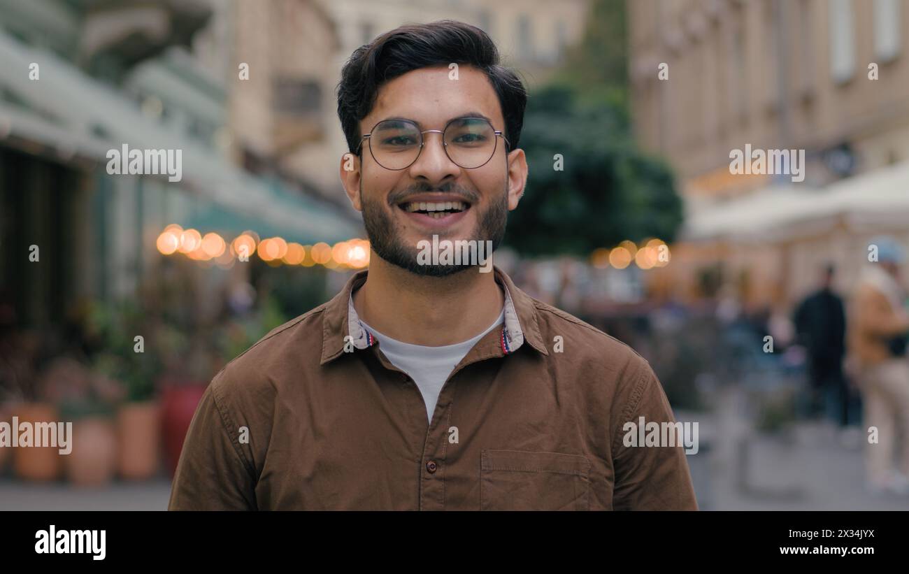 Porträt gutaussehender junger Generation z indischer arabischer ethnischer Mann männlicher glücklicher erfolgreicher Geschäftsmann Model lächelnder Student Klient, der Kamera fröhlich aussah Stockfoto