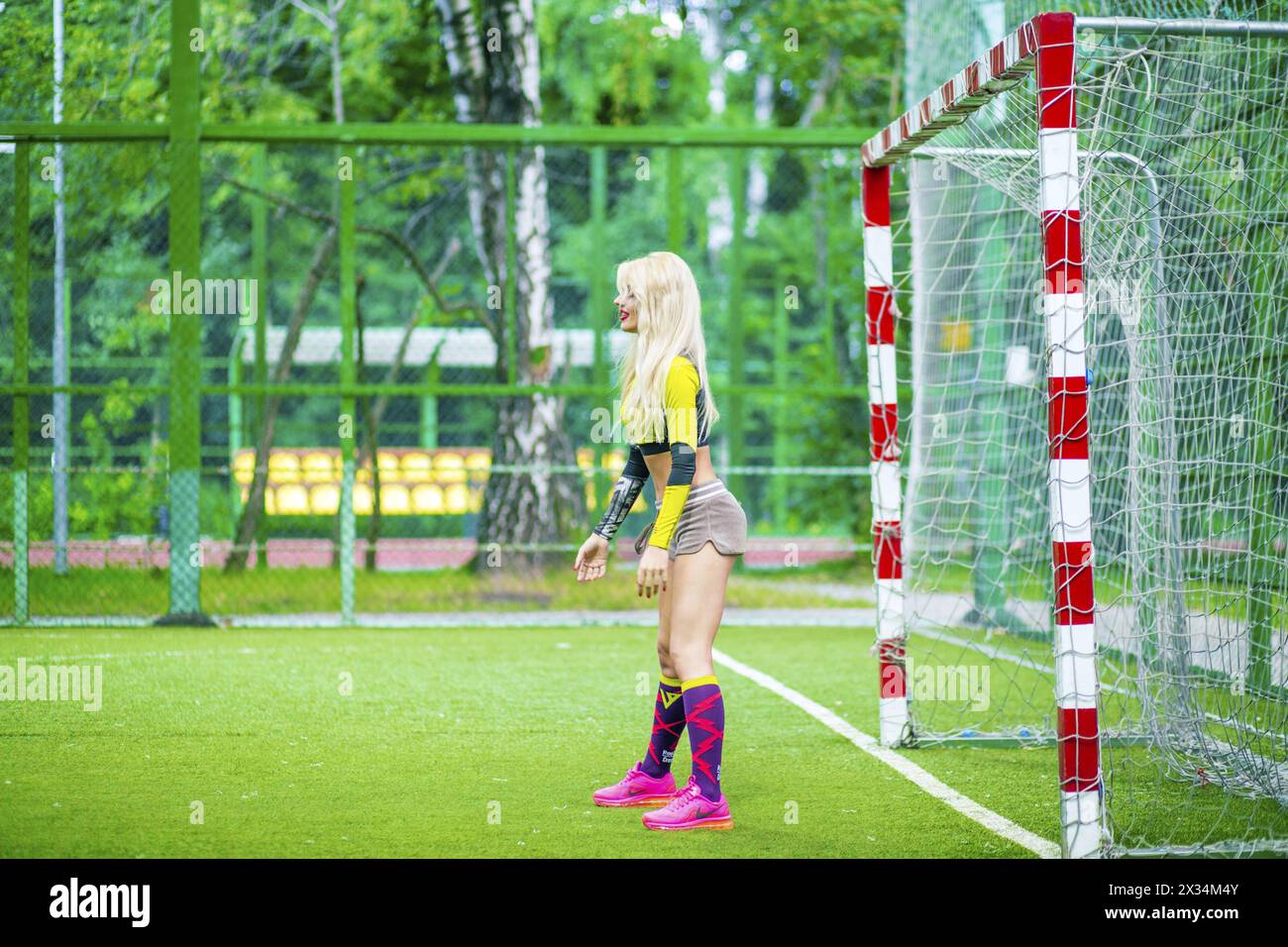 MOSKAU - 16. JUL 2015: Schöne Frau (mit Modellfreigabe) in den Topständen am Fußballplatz am Tor Stockfoto