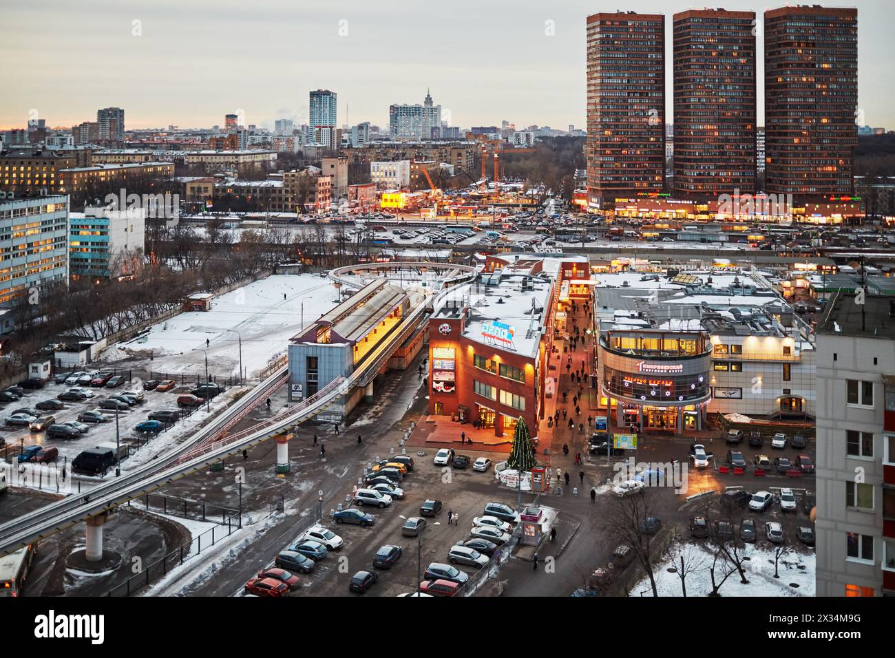 MOSKAU, RUSSLAND - 16. JAN 2015: Hochhäuser und Einkaufszentren an der Dmitrowskoje-Autobahn, einer der größten Autobahnen Moskaus Stockfoto