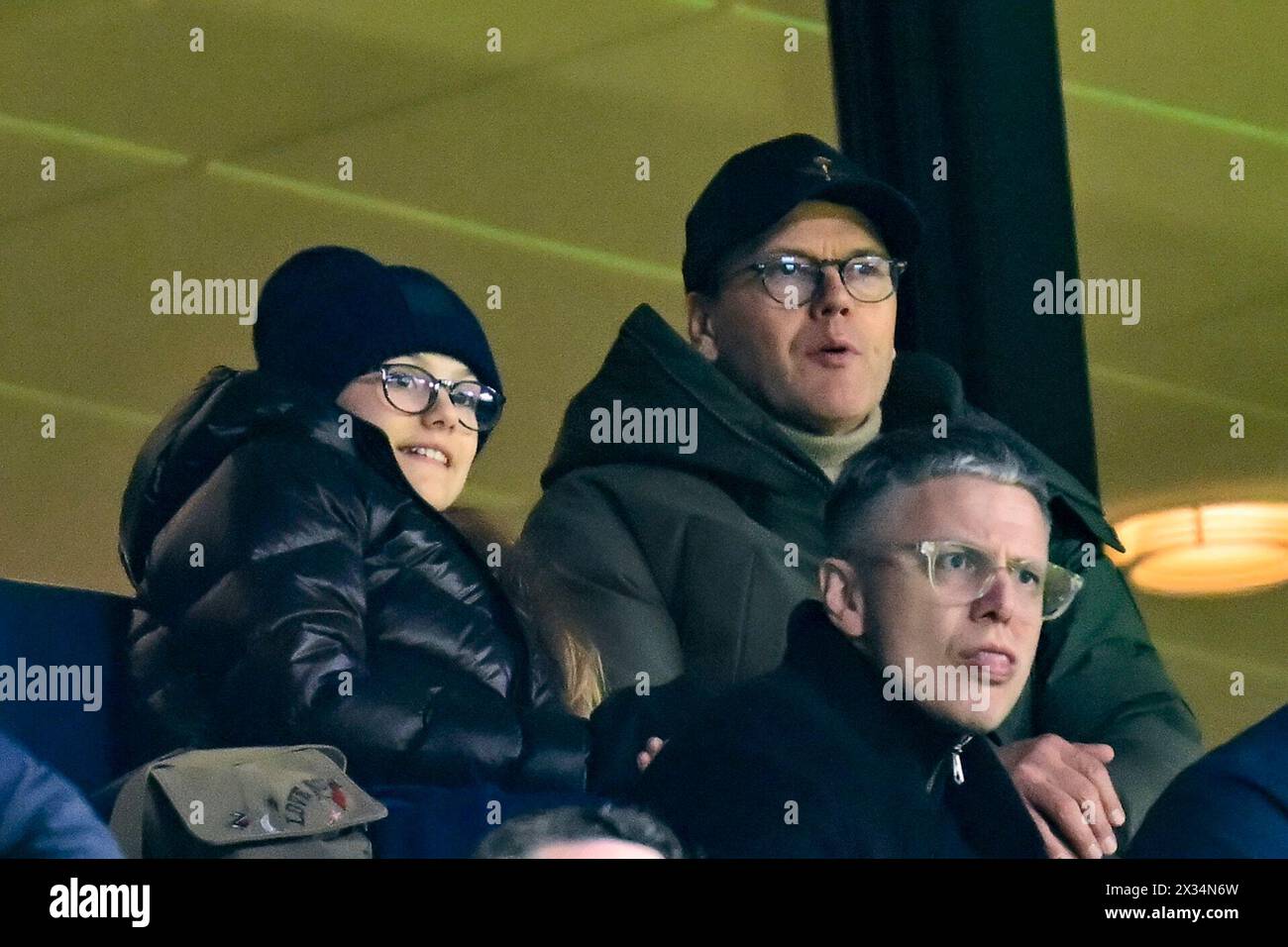 Stockholm, Schweden. April 2024. STOCKHOLM, SCHWEDEN 20240424 Prinzessin Estelle und Prinz Daniel in der Friends Arena beim Fußballspiel Allsvenskan (schwedische Fußballliga) am Mittwoch zwischen AIK und IFK Värnamo. Foto: Magnus Lejhall/TT/Code 10658 Credit: TT News Agency/Alamy Live News Stockfoto