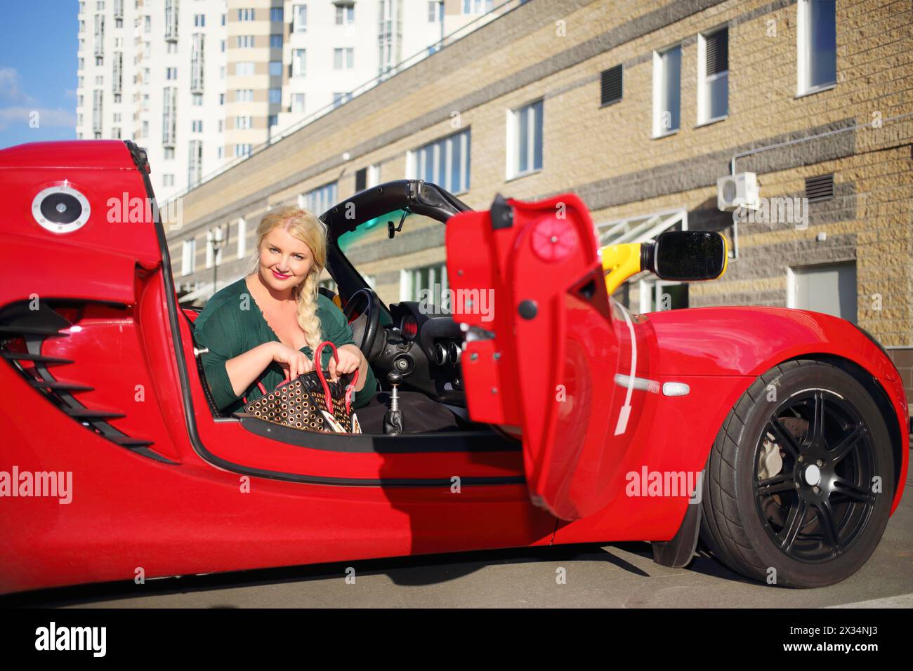 MOSKAU - 13. September 2015: Frau (mit Modellfreigabe) im Lotus-Cabriolet. Lotus Cars ist ein britischer Hersteller von Sport- und Rennwagen Stockfoto