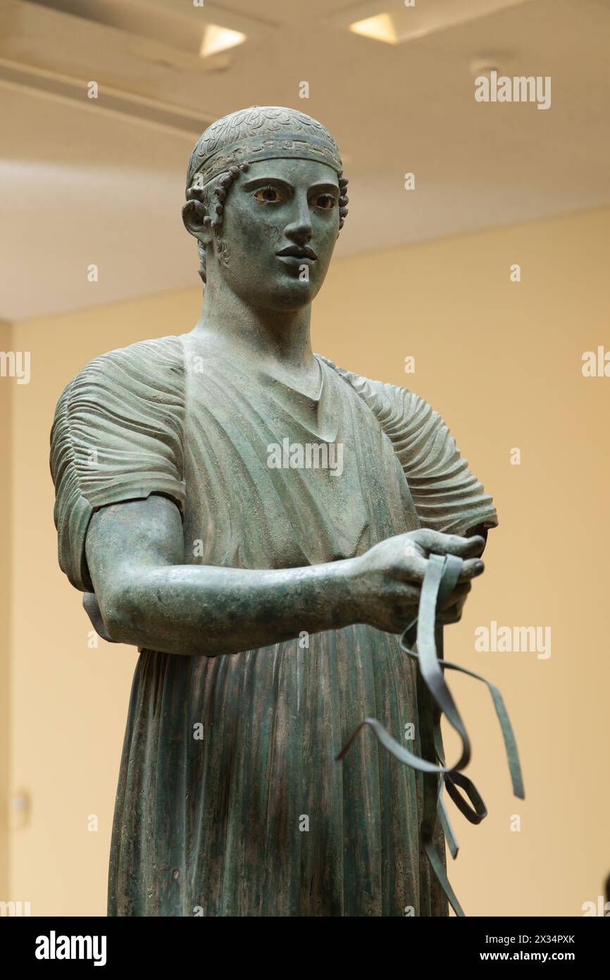 Der Wagen von Delphi (480-460 v. Chr.), Archäologisches Museum Delphi, Delphi, Griechenland. Stockfoto