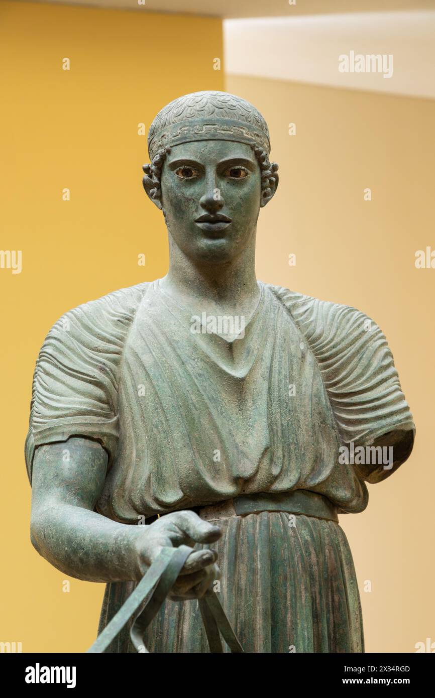 Der Wagen von Delphi (480-460 v. Chr.), Archäologisches Museum Delphi, Delphi, Griechenland. Stockfoto