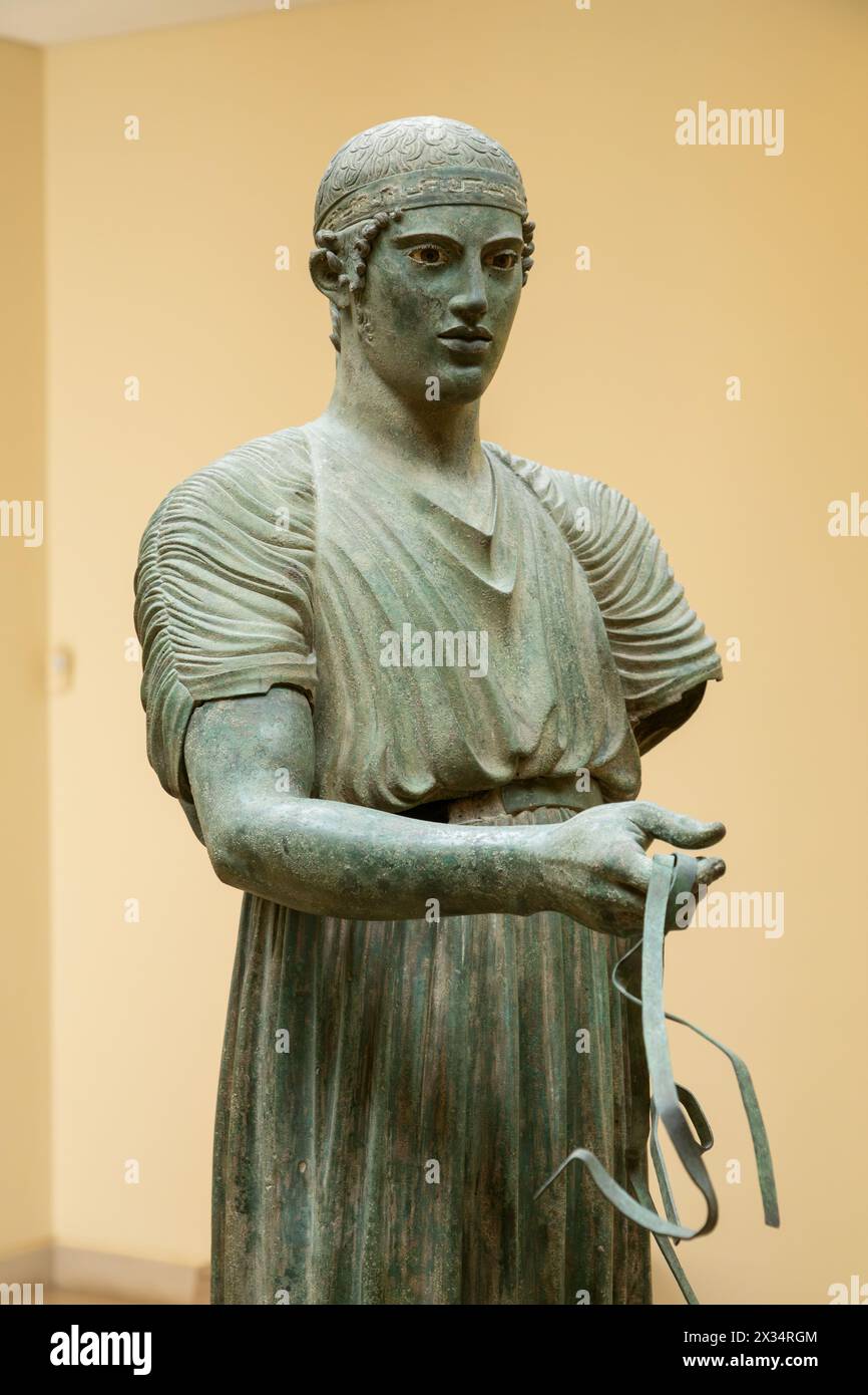 Der Wagen von Delphi (480-460 v. Chr.), Archäologisches Museum Delphi, Delphi, Griechenland. Stockfoto