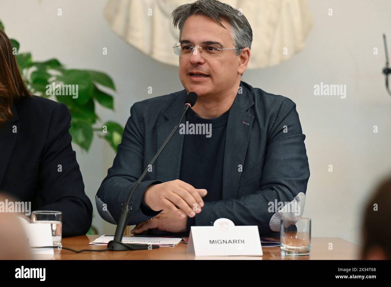 Rom, Italien. April 2024. Daniele Mignardi spricht auf der Pressekonferenz, um am 24. April die 14. Ausgabe von Rock in Roma 2024 im Sala della Protomoteca, Campidoglio, in Rom, Italien, vorzustellen. 2024. (Foto: Domenico Cippitelli/NurPhoto) Credit: NurPhoto SRL/Alamy Live News Stockfoto