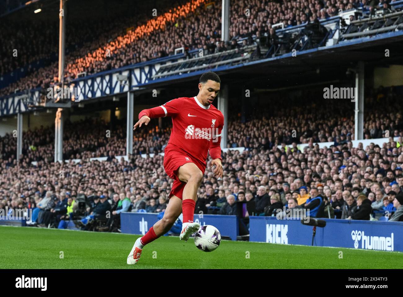 Trent Alexander-Arnold aus Liverpool mit dem Ball während des Premier League-Spiels Everton gegen Liverpool im Goodison Park, Liverpool, Großbritannien, 24. April 2024 (Foto: Craig Thomas/News Images) Stockfoto