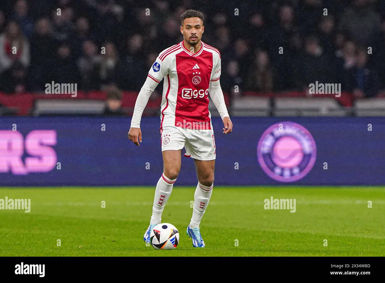 Amsterdam, Niederlande. April 2024. AMSTERDAM, NIEDERLANDE - 24. APRIL: Devyne Rensch von AFC Ajax dribbelt während des niederländischen Eredivisie-Spiels zwischen AFC Ajax und Excelsior Rotterdam in der Johan Cruijff Arena am 24. April 2024 in Amsterdam. (Foto von Andre Weening/Orange Pictures) Credit: Orange Pics BV/Alamy Live News Stockfoto