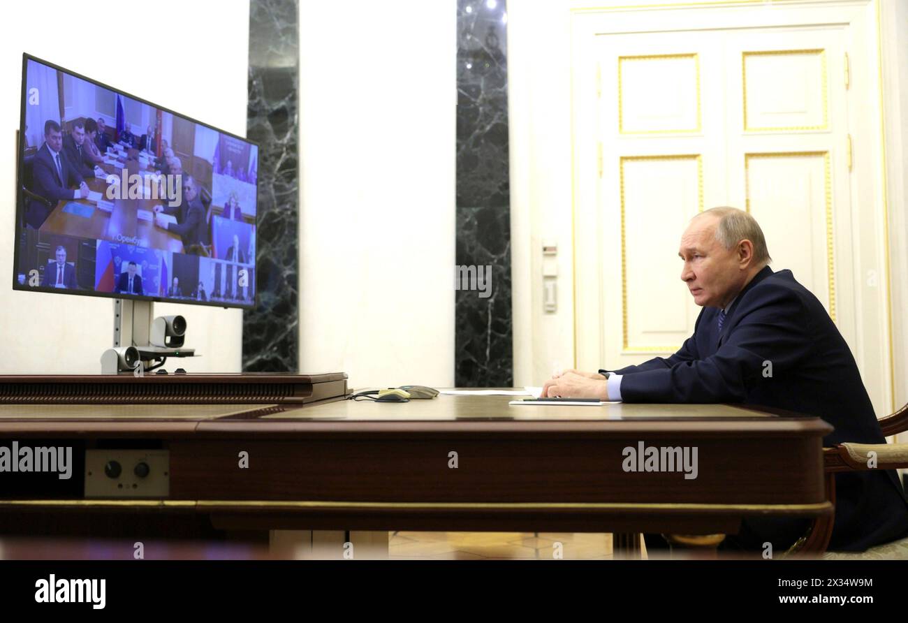Moskau, Russland. April 2024. Der russische Präsident Wladimir Putin leitet am 24. April 2024 in Moskau eine Fernkonferenz über die Frühjahrsflut in den Regionen Orenburg, Kurgan und Tjumen aus dem Kreml. Quelle: Gavriil Grigorov/Kreml Pool/Alamy Live News Stockfoto