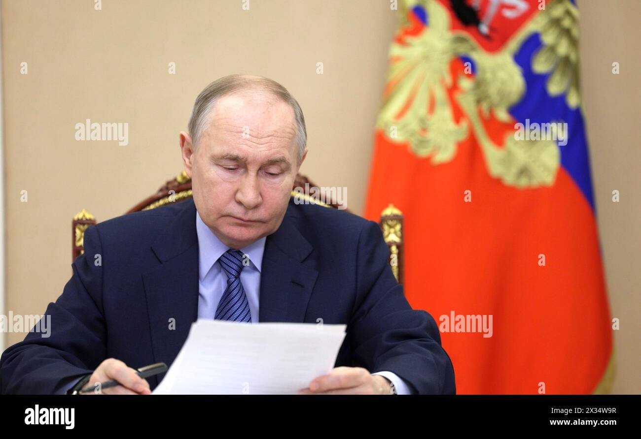 Moskau, Russland. April 2024. Der russische Präsident Wladimir Putin leitet am 24. April 2024 in Moskau eine Fernkonferenz über die Frühjahrsflut in den Regionen Orenburg, Kurgan und Tjumen aus dem Kreml. Quelle: Gavriil Grigorov/Kreml Pool/Alamy Live News Stockfoto