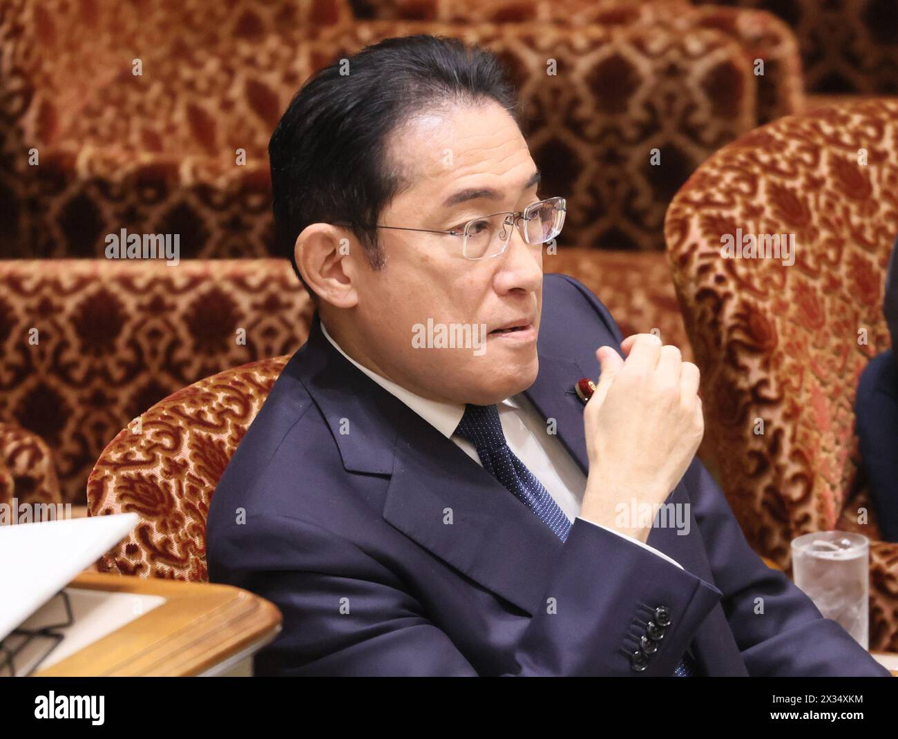 Tokio, Japan. April 2024. Der japanische Premierminister Fumio Kishida hört eine Frage auf der Sitzung des Haushaltsausschusses des Oberhauses beim Nationalen Parlament in Tokio am Mittwoch, den 24. April 2024. (Foto: Yoshio Tsunoda/AFLO) Stockfoto