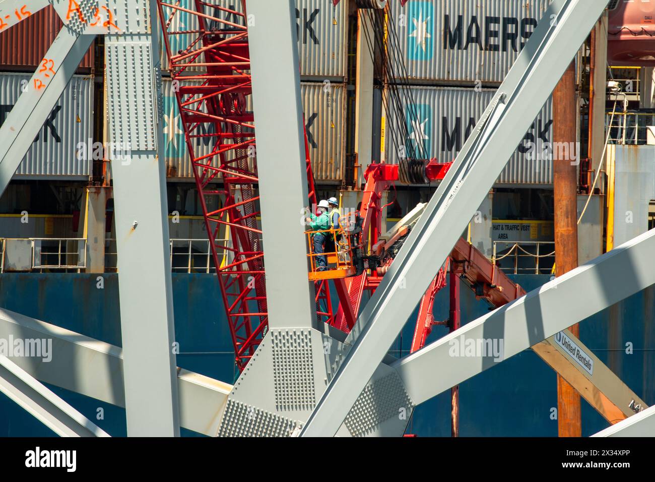 Dundalk, Vereinigte Staaten Von Amerika. April 2024. Dundalk, Vereinigte Staaten von Amerika. April 2024. Bergungsmannschaften arbeiten am 23. April 2024, um die Wrackteile der eingestürzten Francis Scott Key Bridge aus dem Bug des MV Dali Frachtschiffes in der Nähe von Dundalk, Maryland, zu entfernen. Die Brücke wurde am 26. März von dem 984-Fuß-Containerschiff MV Dali getroffen und stürzte zusammen, wobei sechs Arbeiter ums Leben kamen. Quelle: Dylan Burnell/U.S. Army/Alamy Live News Stockfoto