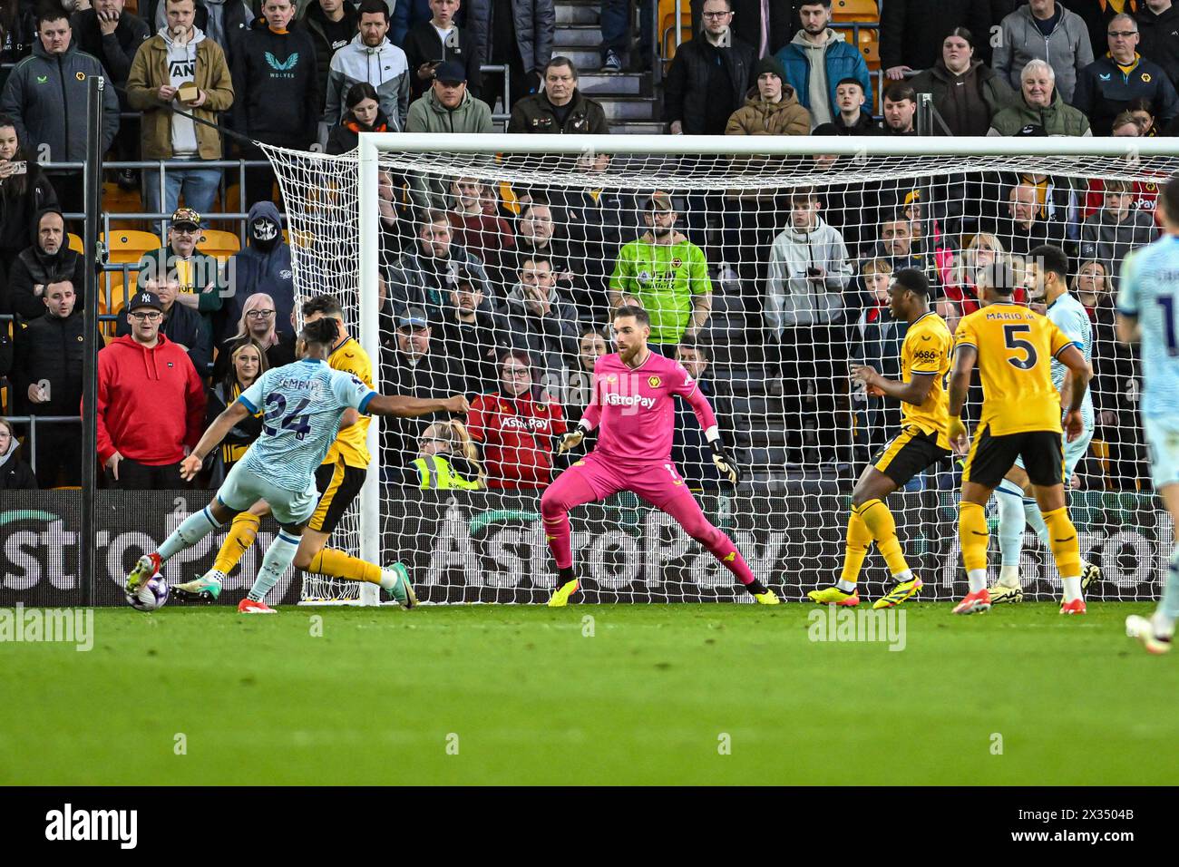 April 2024; Molineux Stadium, Wolverhampton, West Midlands, England; Premier League Football, Wolverhampton Wanderers gegen Bournemouth; Antoine Semenyo vom AFC Bournemouth erzielt in der 37. Minute für 0-1 einen Treffer über Jose Sa Stockfoto