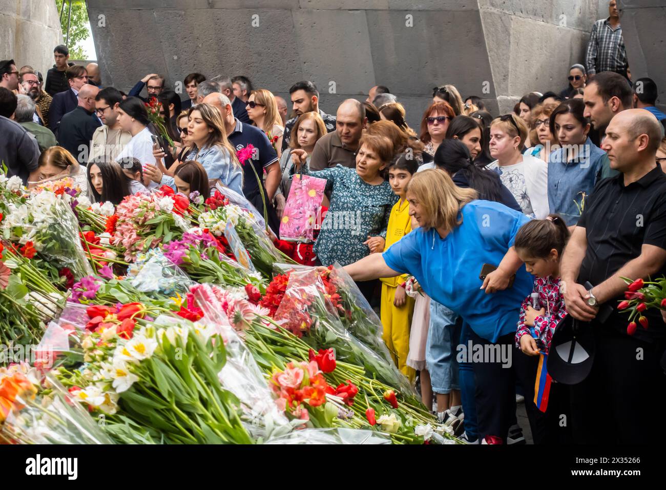 24. April 2024: Armenier während der Gedenkfeier am Gedenktag des Völkermords in Tsitsernakaberd Armenische Gedenkstätte zum Völkermord Jerewan Armenien Stockfoto