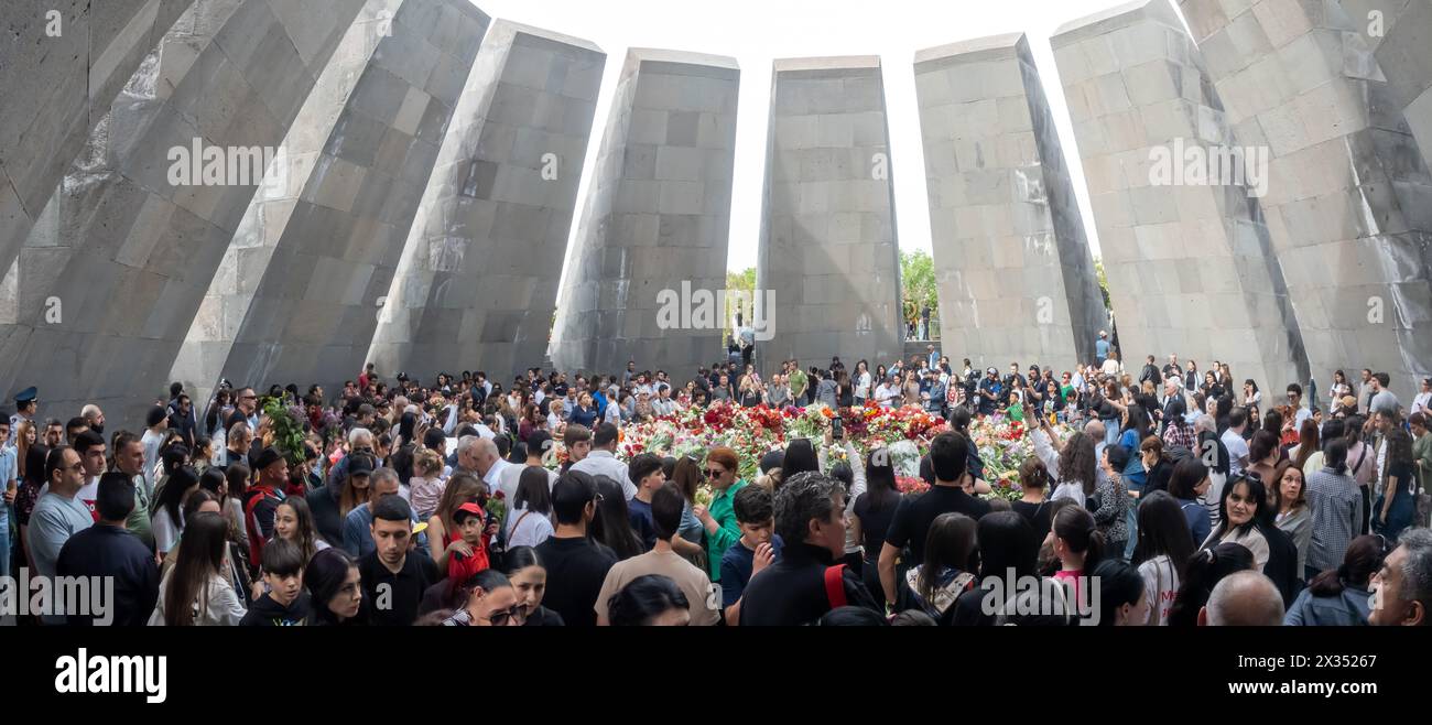 24. April 2024: Armenier während der Gedenkfeier am Gedenktag des Völkermords in Tsitsernakaberd Armenische Gedenkstätte zum Völkermord Jerewan Armenien Stockfoto