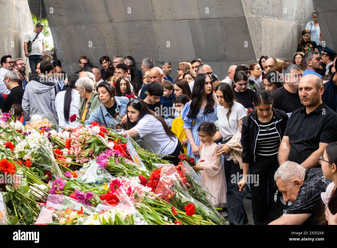 24. April 2024: Armenier während der Gedenkfeier am Gedenktag des Völkermords in Tsitsernakaberd Armenische Gedenkstätte zum Völkermord Jerewan Armenien Stockfoto
