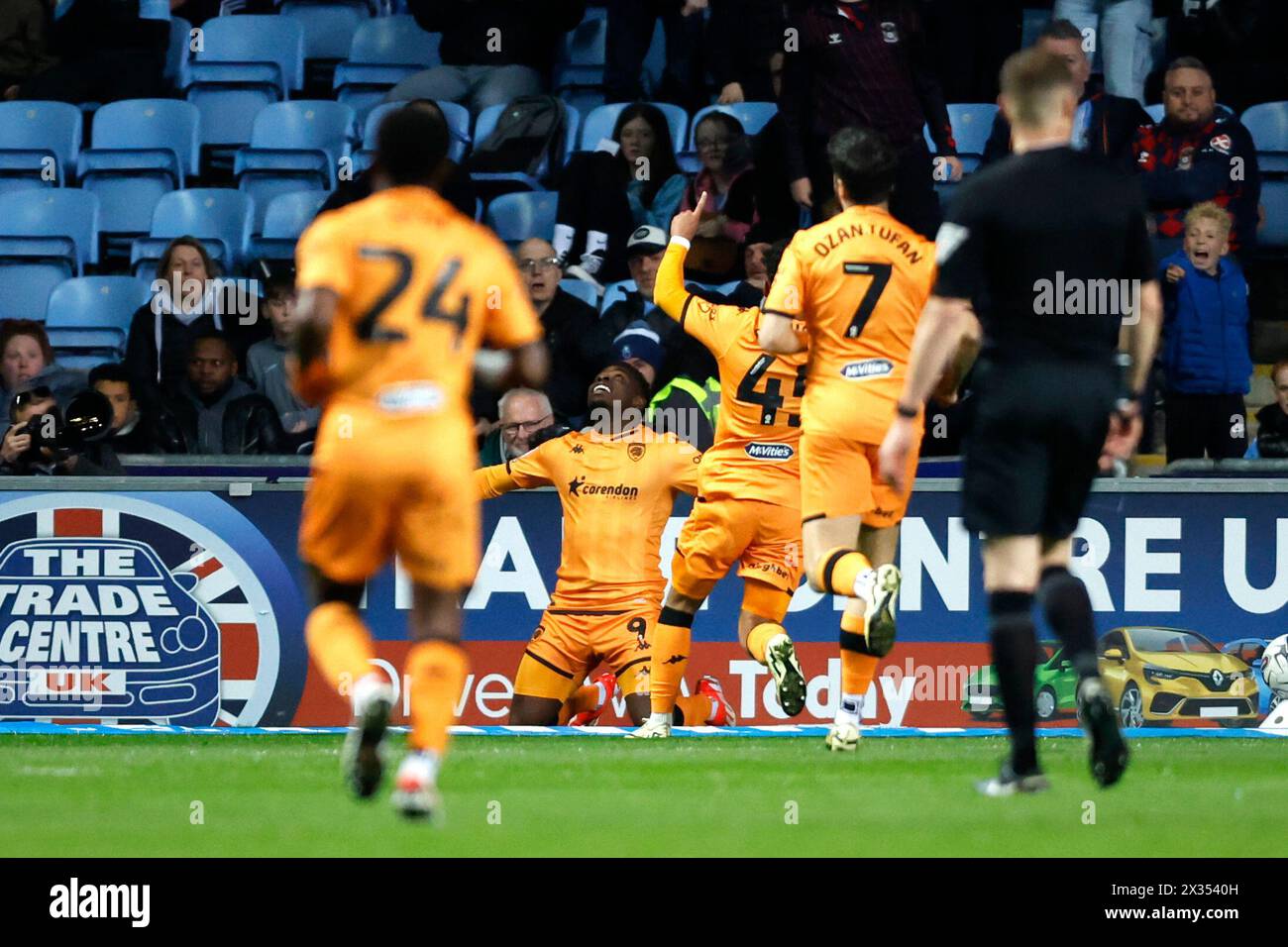 Noah Ohio (Mitte) von Hull City feiert mit seinen Teamkollegen das dritte Tor des Spiels während des Sky Bet Championship Matches in der Coventry Building Society Arena in Coventry. Bilddatum: Mittwoch, 24. April 2024. Stockfoto