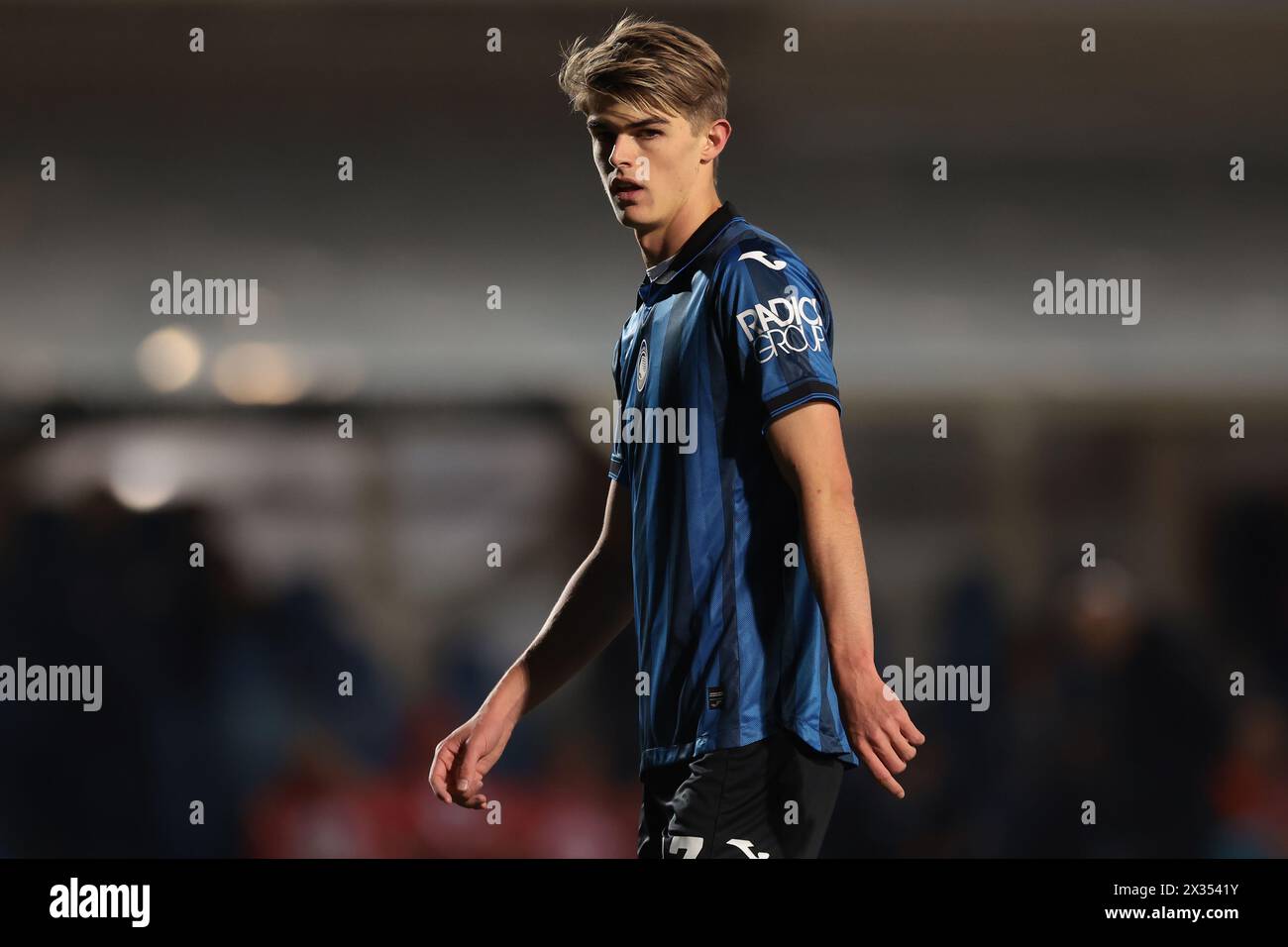 Bergamo, Italien. April 2024. Charles de Ketelaere aus Atalanta schaut ihm während des Halbfinales der Coppa Italia im Gewiss Stadium in Bergamo über die Schulter. Der Bildnachweis sollte lauten: Jonathan Moscrop/Sportimage Credit: Sportimage Ltd/Alamy Live News Stockfoto