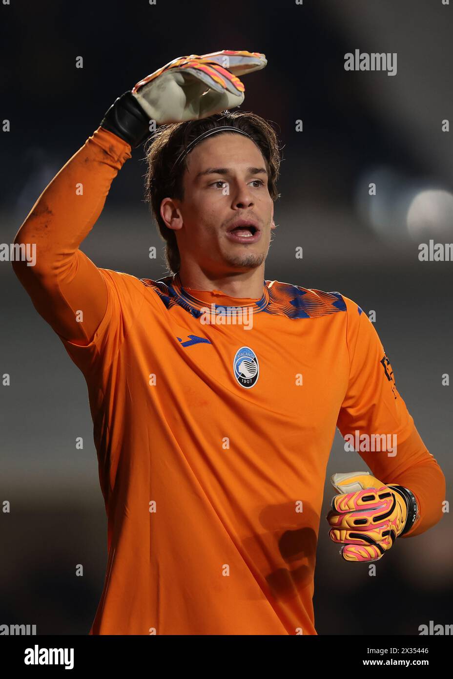 Bergamo, Italien. April 2024. Marco Carnesecchi von Atalanta reagiert im Halbfinale der Coppa Italia im Gewiss-Stadion in Bergamo. Der Bildnachweis sollte lauten: Jonathan Moscrop/Sportimage Credit: Sportimage Ltd/Alamy Live News Stockfoto