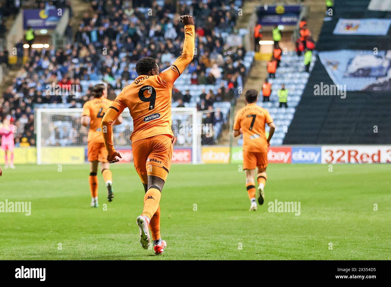 Coventry, Großbritannien. April 2024. Noah Ohio aus Hull City feiert sein Tor während des EFL Sky Bet Championship Matches zwischen Coventry City und Hull City am 24. April 2024 in der Coventry Building Society Arena in Coventry, England. Foto von Stuart Leggett. Nur redaktionelle Verwendung, Lizenz für kommerzielle Nutzung erforderlich. Keine Verwendung bei Wetten, Spielen oder Publikationen eines einzelnen Clubs/einer Liga/eines Spielers. Quelle: UK Sports Pics Ltd/Alamy Live News Stockfoto