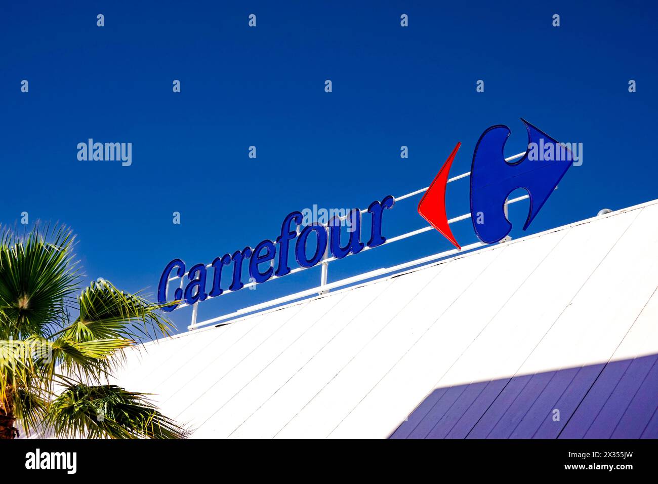 Finestrat, Spanien - 24. April 2024: Carrefour-Logo auf dem Carrefour-Supermarkt. Carrefour ist ein französisches multinationales Einzelhandels- und Großhandelsunternehmen. Stockfoto