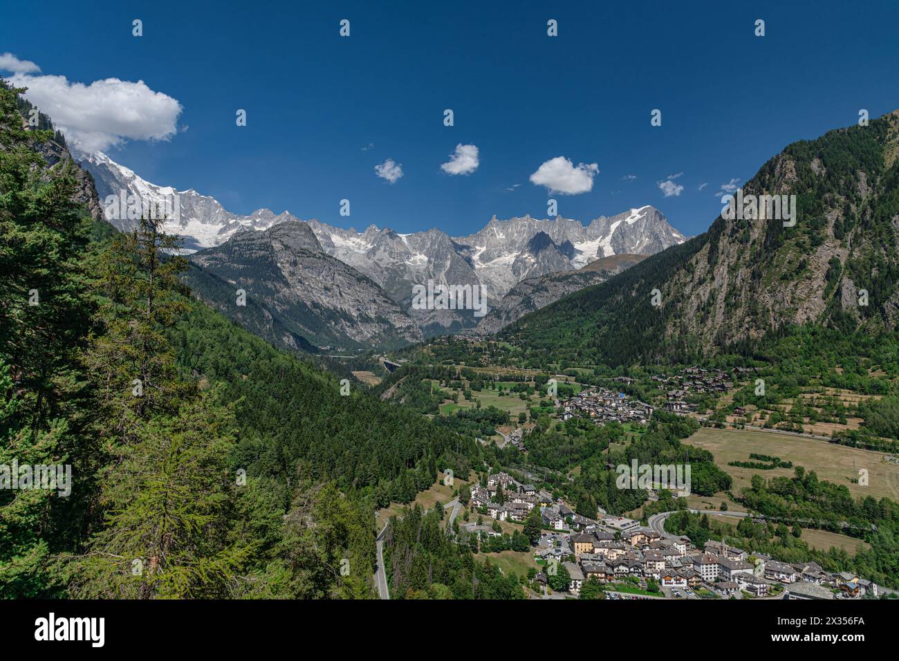 Das Orrido di Pré-Saint-Didier im Aostatal, eingerahmt von der mächtigen Berglandschaft der Alpen und dem Mont-Blanc-Massiv Stockfoto