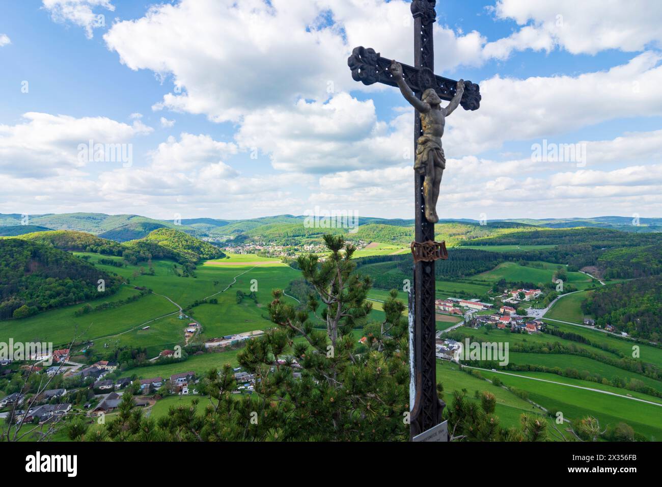 Alland: Blick vom Berg Bischofsmütze nach Alland und Mayerling, Gipfelkreuz im Wienerwald, Wienerwald, Niederösterreich, Österreich Stockfoto