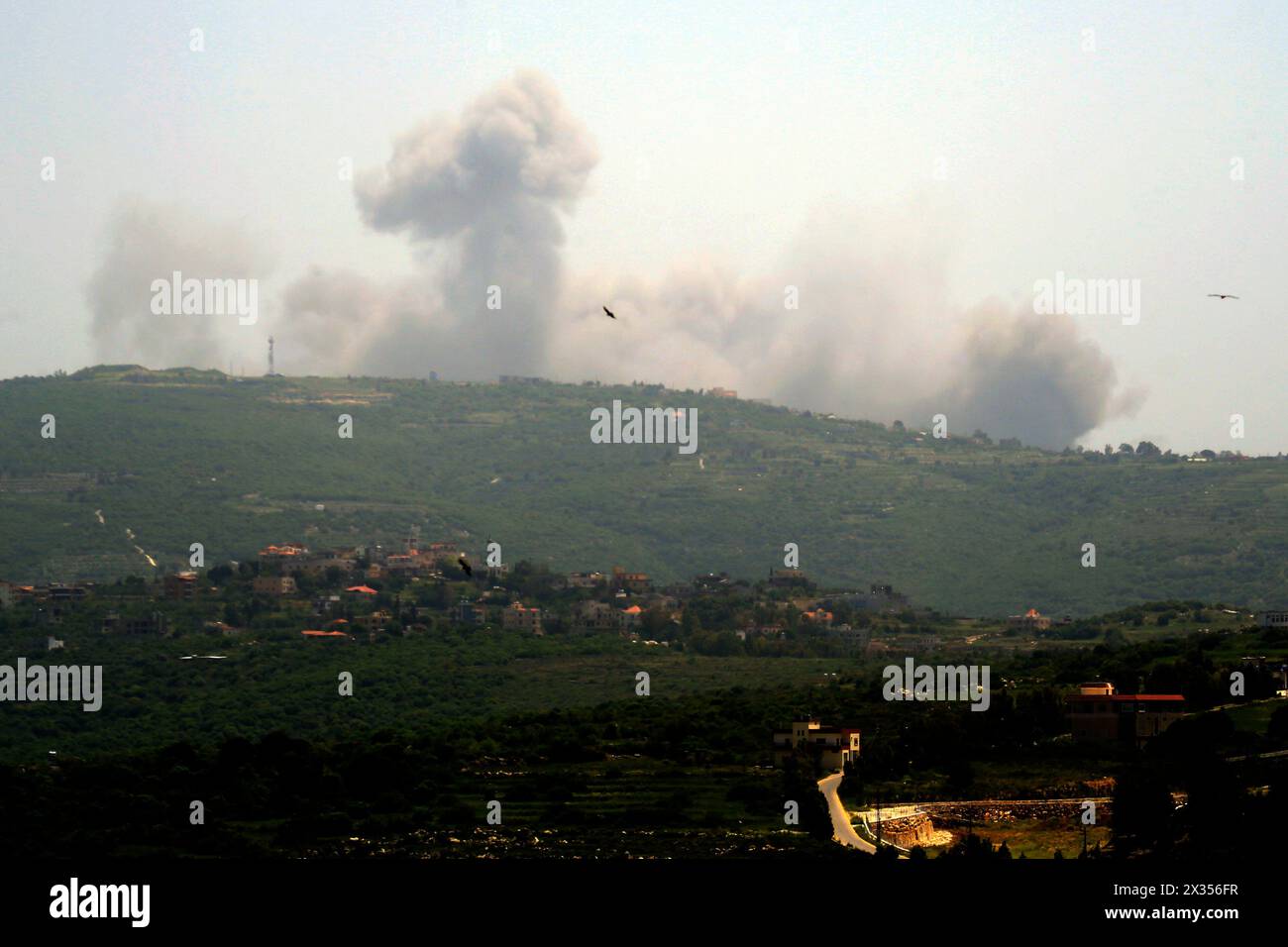 Aita Al Shaab. April 2024. Das Foto vom 24. April 2024 zeigt den Rauchanstieg nach israelischen Luftangriffen in der libanesischen Grenzstadt Aita al-Shaab. Der Feuerwechsel über die libanesisch-israelische Grenze führte am Mittwoch zu einer beispiellosen Eskalation mit intensiven israelischen Luftangriffen und Artillerieschuss, die mit einer Reihe von Raketengeschossen und Drohnen der Hisbollah konfrontiert waren. Quelle: Ali Hashisho/Xinhua/Alamy Live News Stockfoto