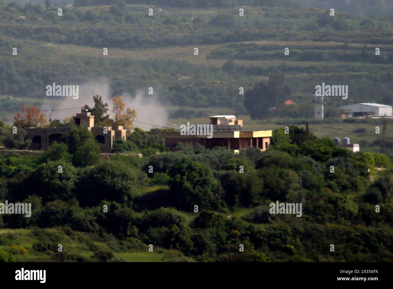Tayr Harfa. April 2024. Das Foto vom 24. April 2024 zeigt, wie der Rauch nach israelischen Artillerieschießen in der libanesischen Grenzstadt Tayr Harfa steigt. Der Feuerwechsel über die libanesisch-israelische Grenze führte am Mittwoch zu einer beispiellosen Eskalation mit intensiven israelischen Luftangriffen und Artillerieschuss, die mit einer Reihe von Raketengeschossen und Drohnen der Hisbollah konfrontiert waren. Quelle: Ali Hashisho/Xinhua/Alamy Live News Stockfoto