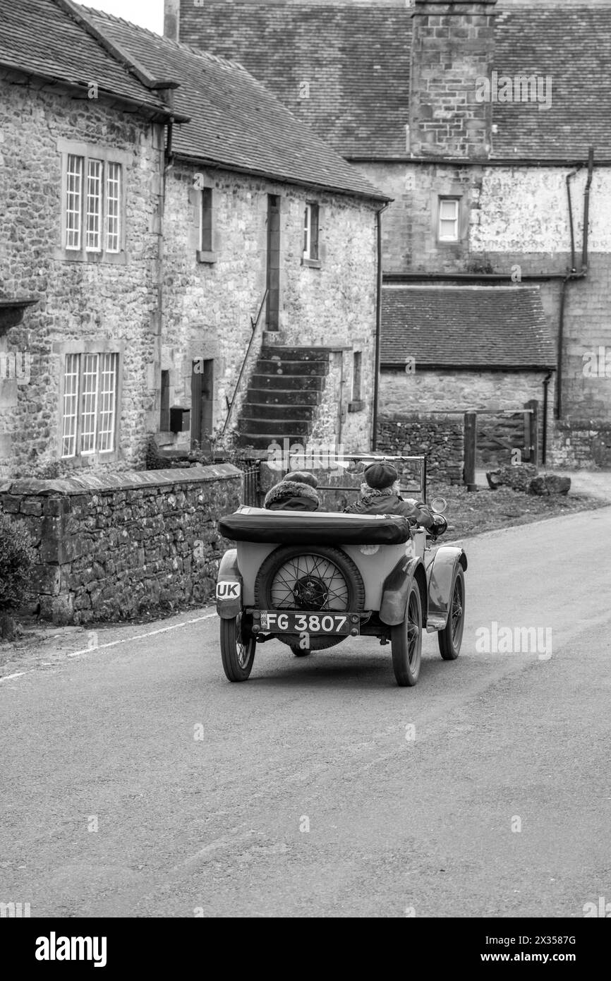 Oldtimer Austin 7 aus dem Jahr 1928, der durch das Dorf Hartington im English Peak District gefahren wurde Stockfoto