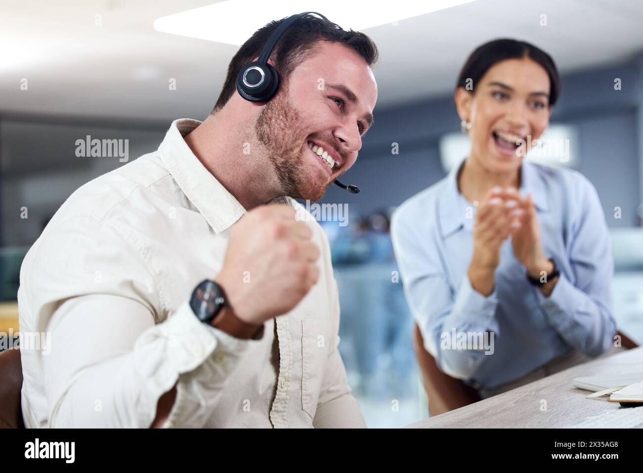 Call Center, Team und Faustpumpe für Erfolg und gewinnen mit Applaus, begeistert vom Verkaufsziel und der Feier. Kommunikation, Support und Kontakt mit uns Stockfoto