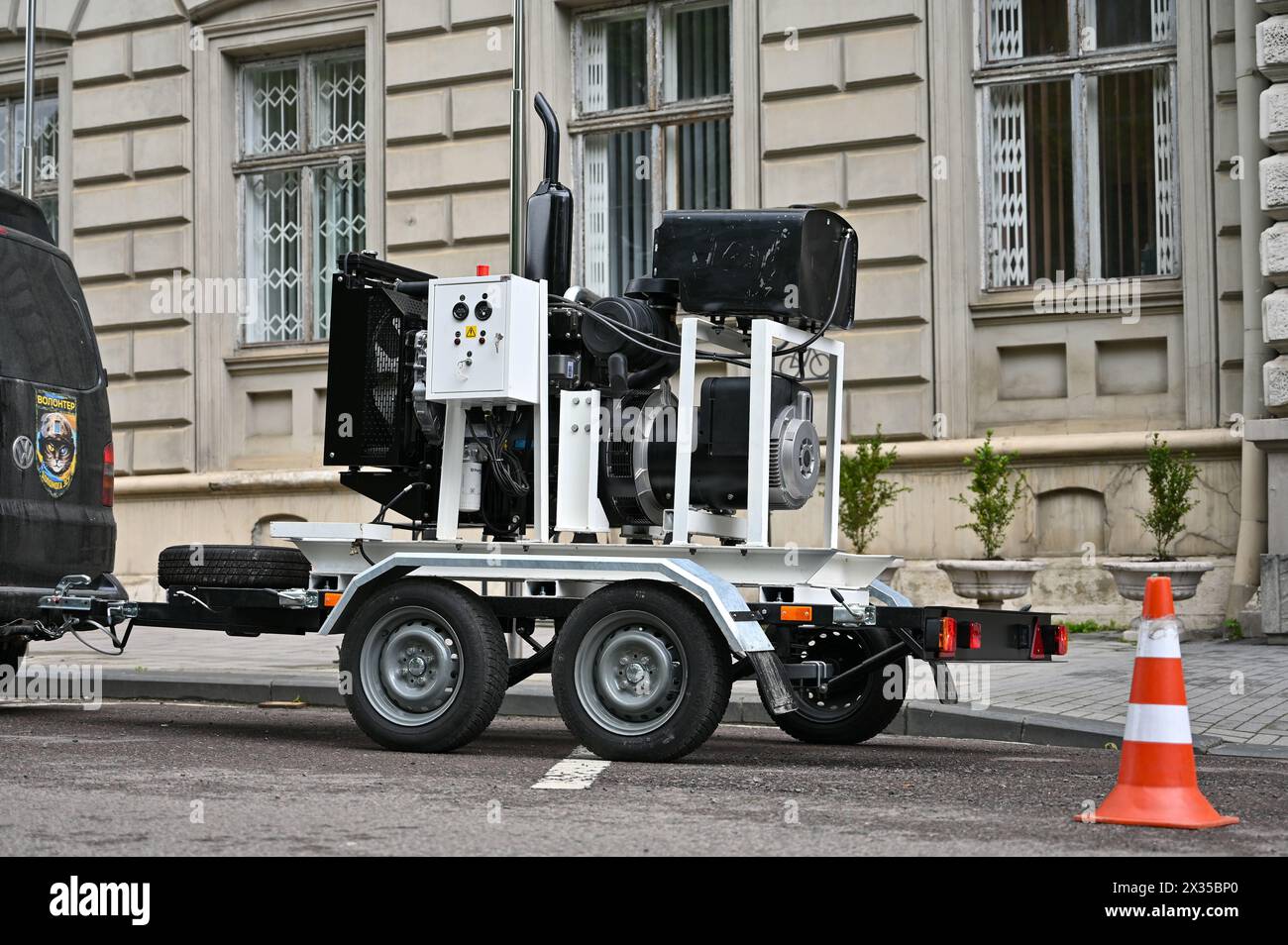 LVIV, UKRAINE - 24. APRIL 2024 - Ein Generator auf der Plattform, den der Veteran des russisch-ukrainischen Krieges Petro Buriak an die Soldaten der 28. Brigade übergeben wird, die nach den Rittern der Winterkampagne benannt ist, um einen medizinischen Stabilisierungspunkt in der Ostukraine, Lemberg, Westukraine, zu erhalten Stockfoto