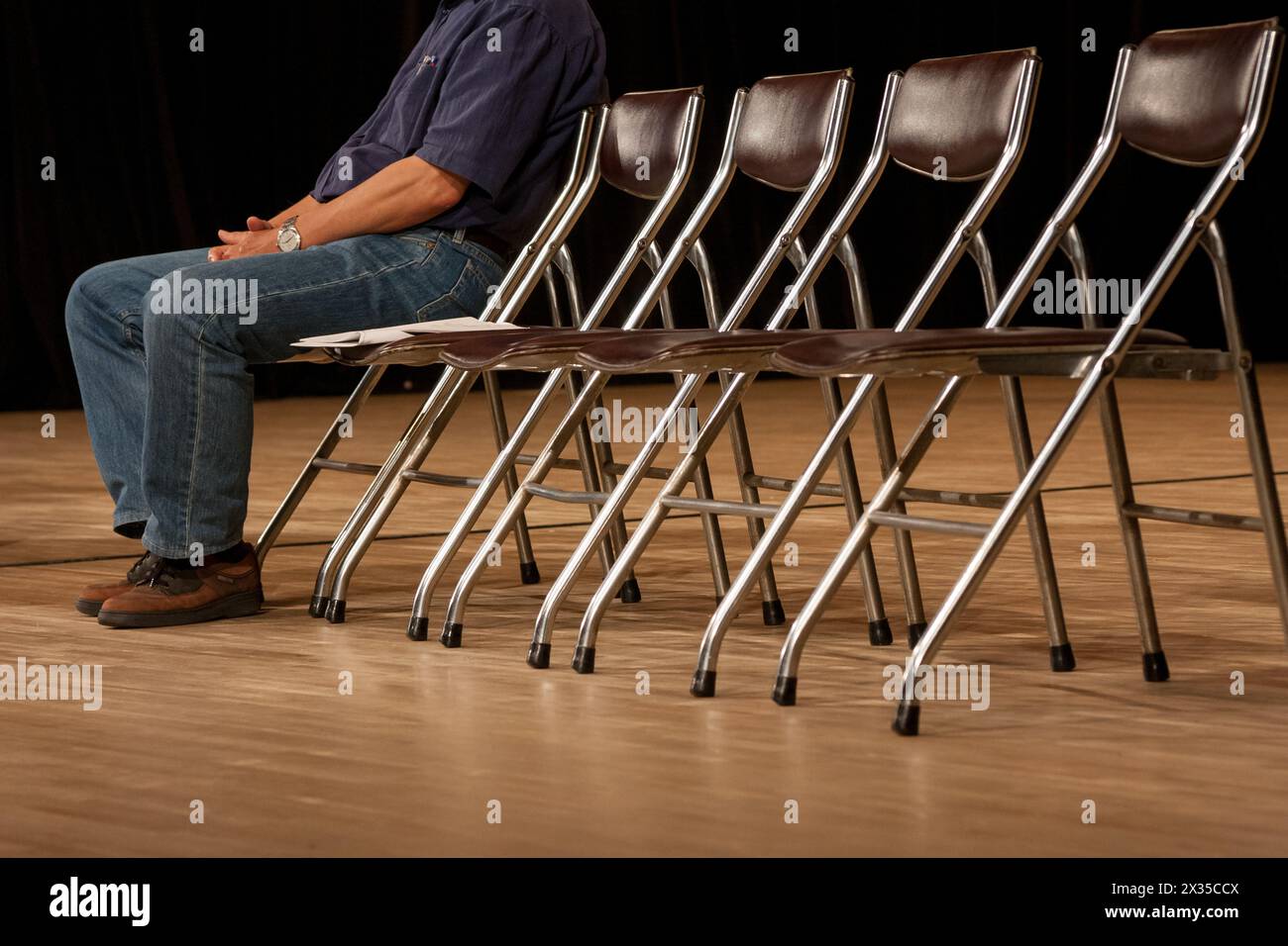 Detail eines Redners, der auf Stühlen wartet, bis er an der Reihe ist, zu sprechen. Hibiya, Tokio, Japan Stockfoto
