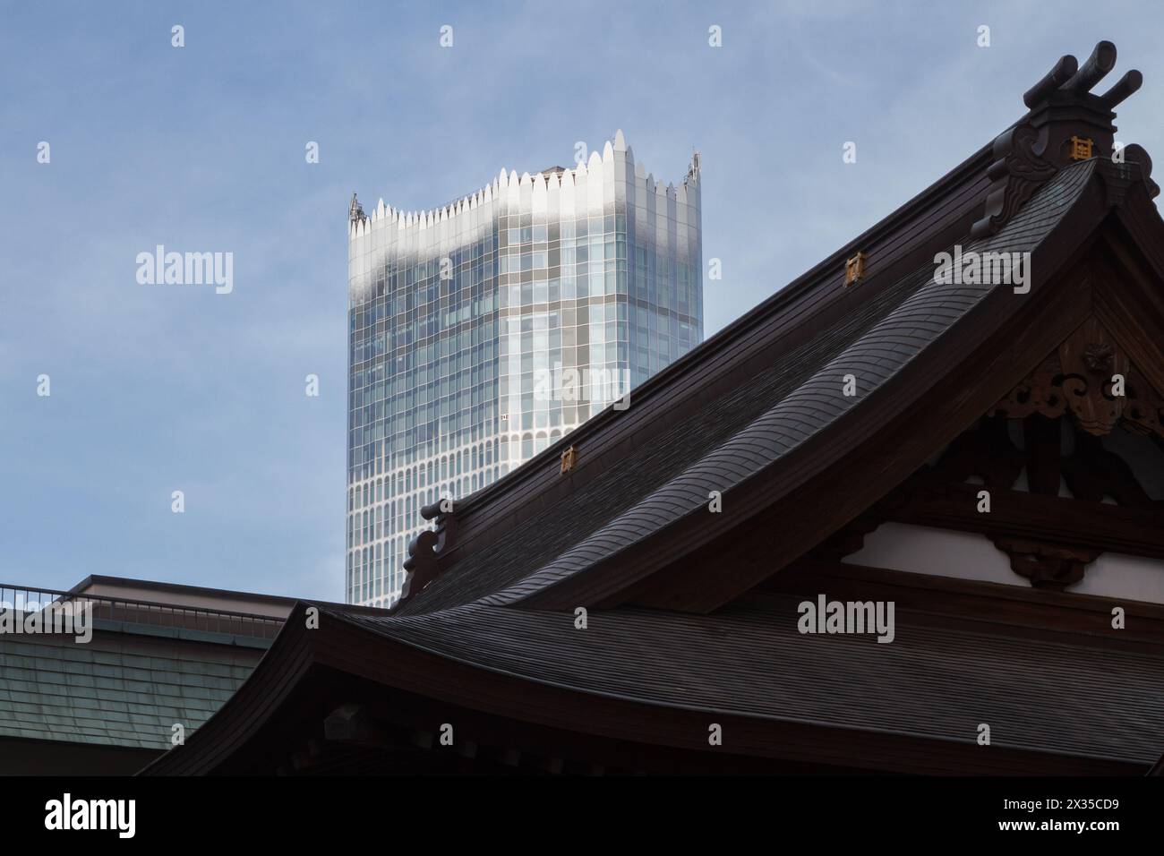 Tokyu Kabukicho Tower hinter dem Dach eines Schreins in Shinjuku, Tokio, Japan. Stockfoto